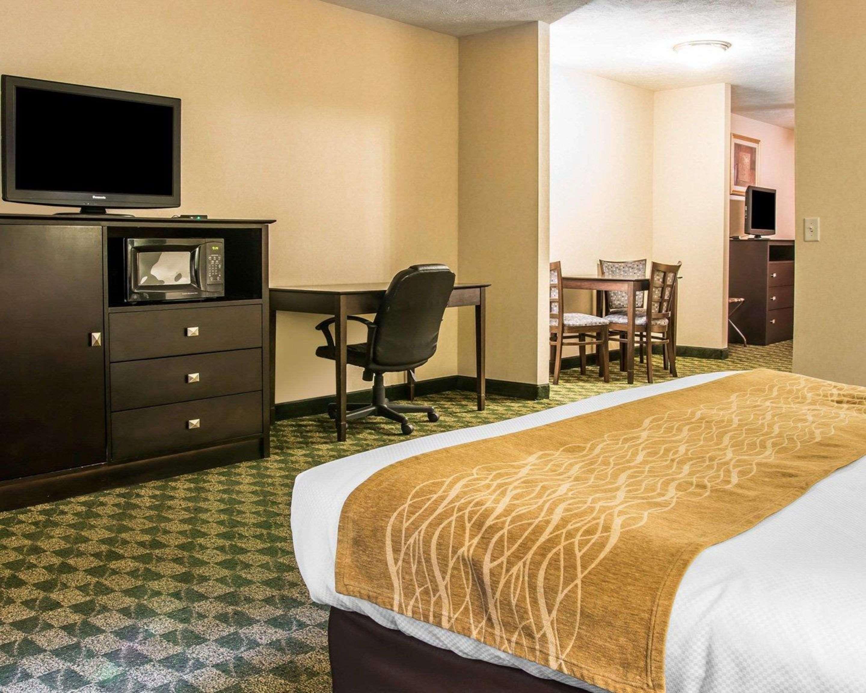 Comfort Inn Whitehall Near Michigan'S Adventure Exterior photo