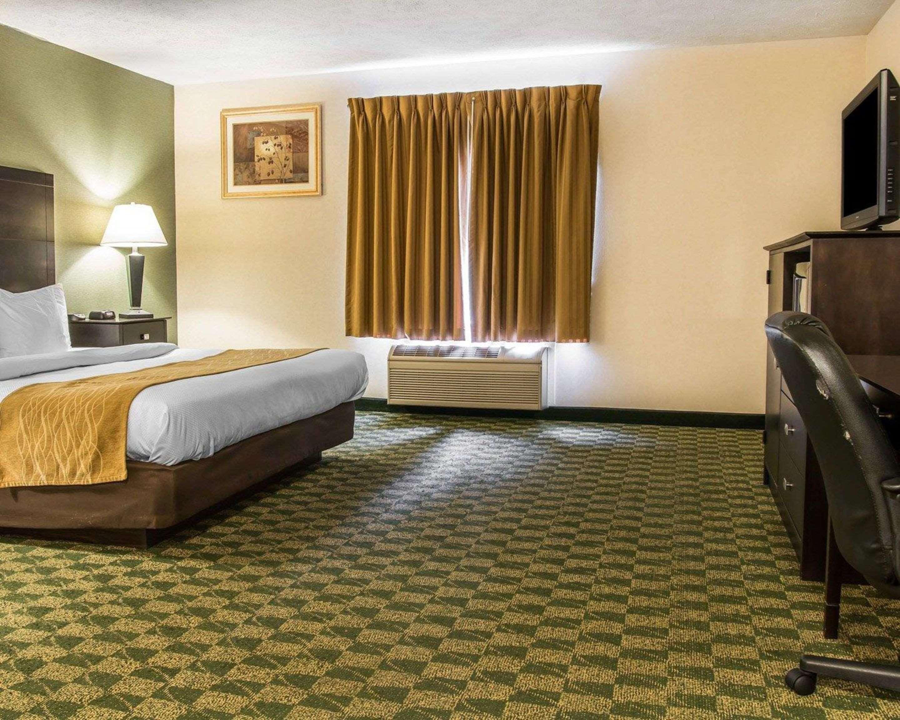 Comfort Inn Whitehall Near Michigan'S Adventure Exterior photo