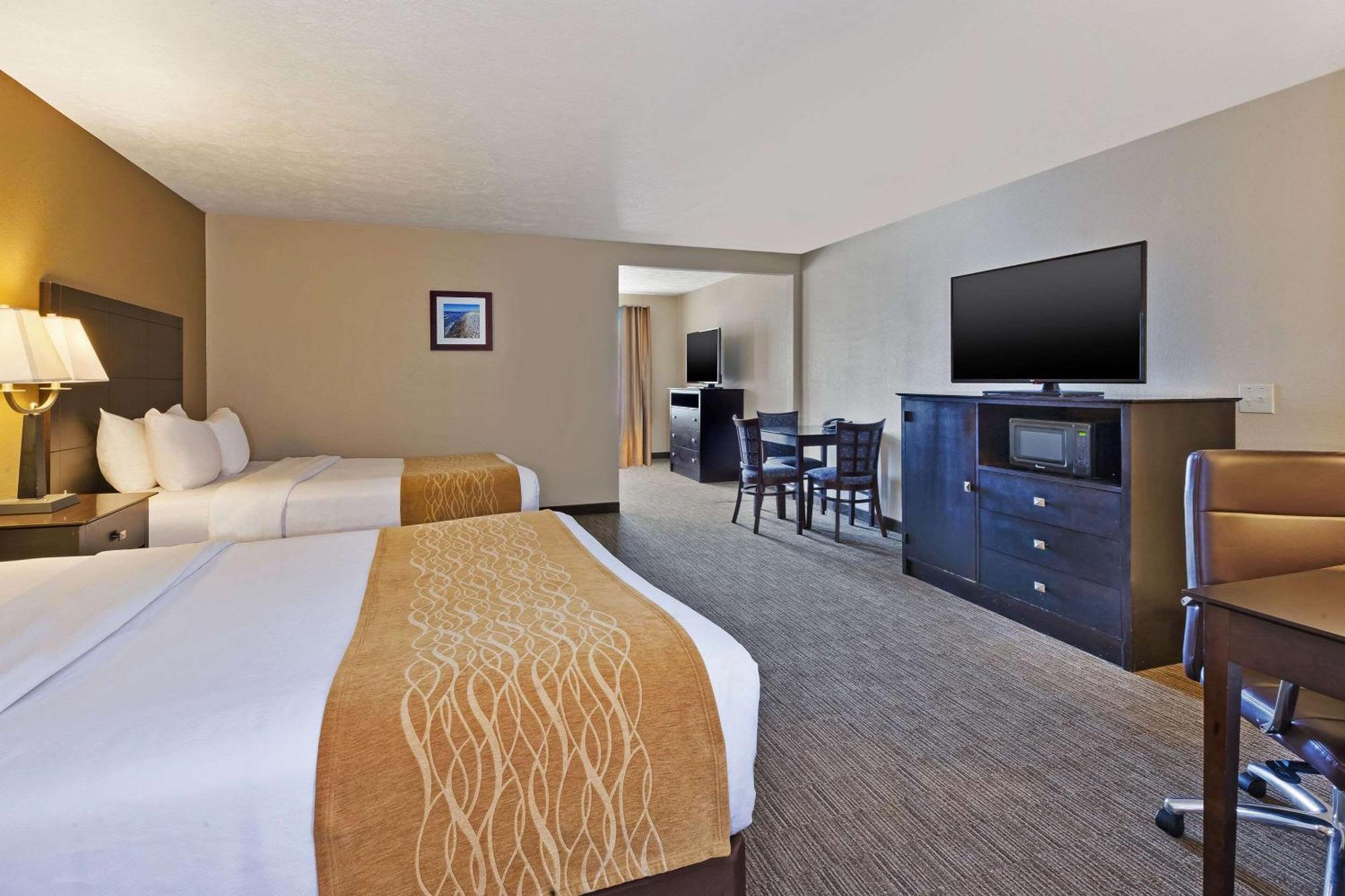Comfort Inn Whitehall Near Michigan'S Adventure Exterior photo